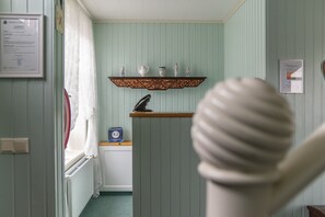 Check-in/check-out kiosk