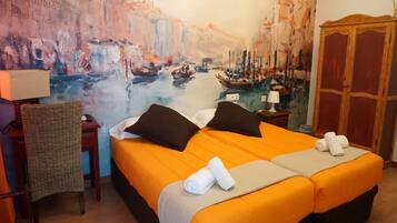 Minibar, decoración personalizada y escritorio