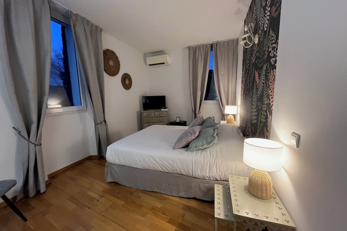 standard double room | minibar, desk, soundproofing, iron/ironing board