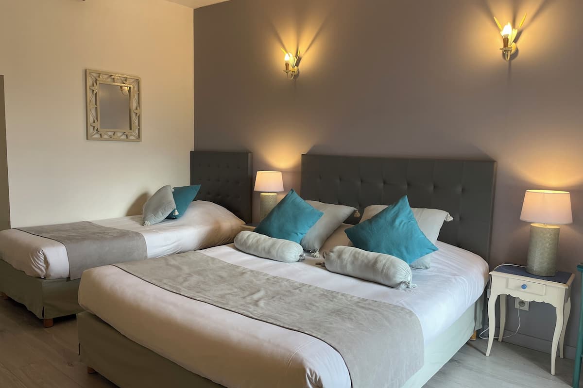 Superior Triple Room | Minibar, desk, soundproofing, iron/ironing board