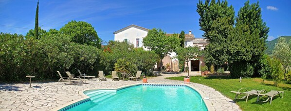 Piscine extérieure, parasols de plage, chaises longues