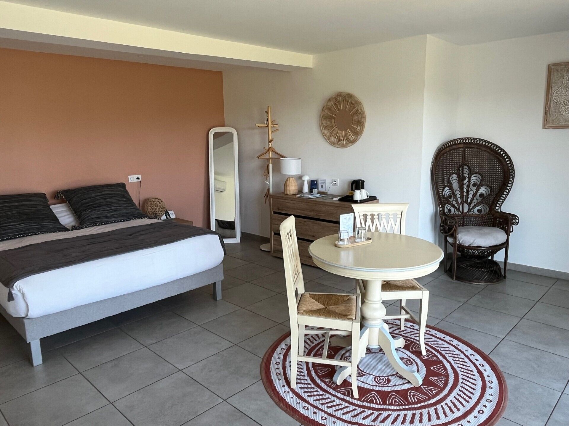 Superior tweepersoonskamer | Een minibar, een bureau, geluiddichte muren, een strijkplank/strijkijzer