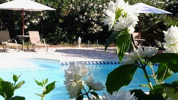 Piscine extérieure, chaises longues