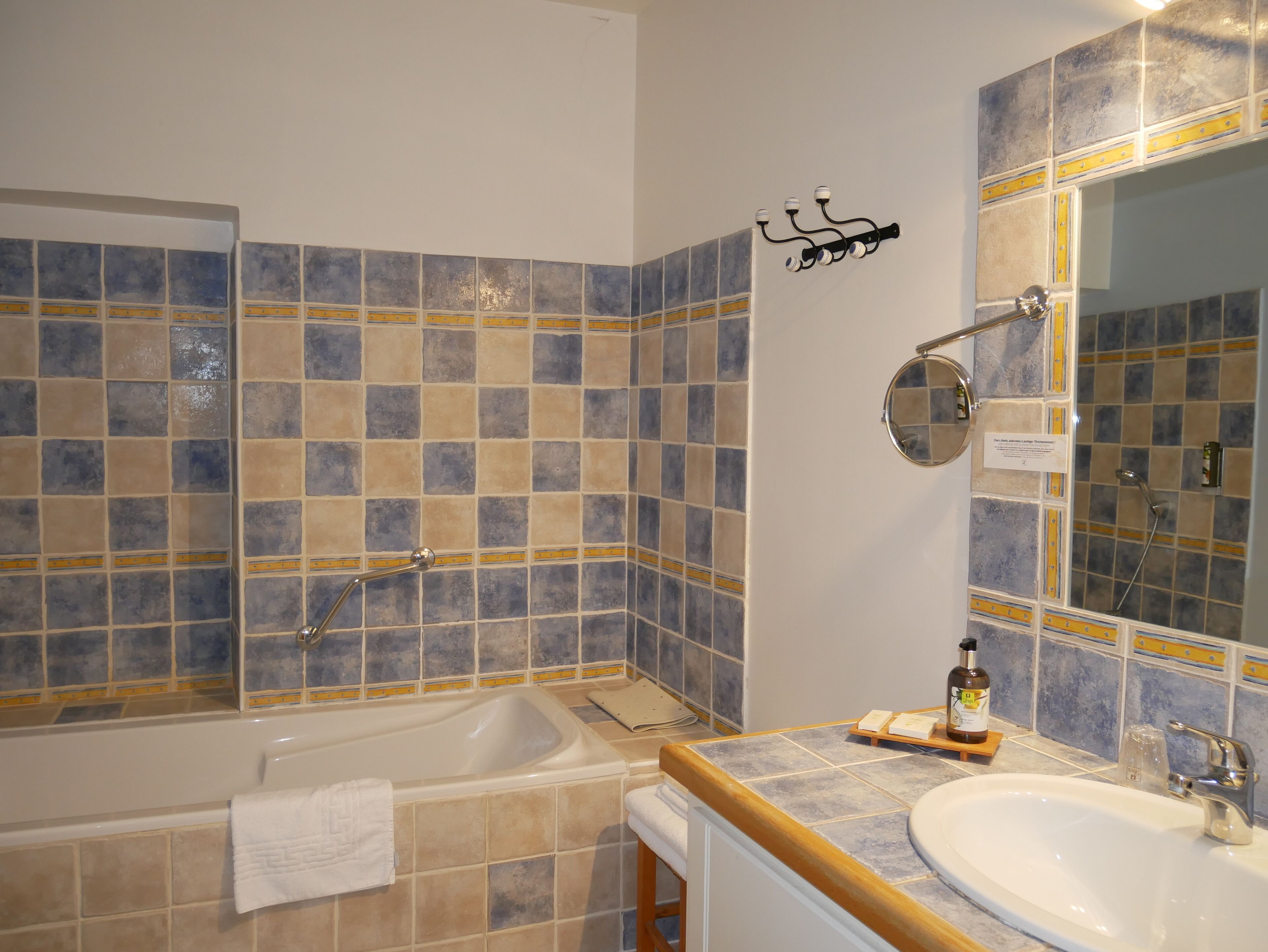 standard double room | bathroom | free toiletries, hair dryer, towels