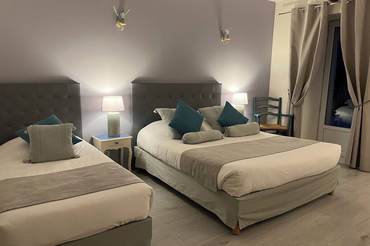 superior triple room | minibar, desk, soundproofing, iron/ironing board