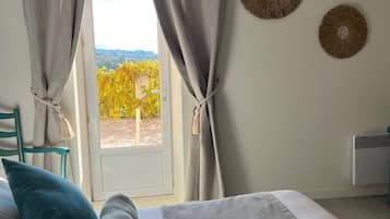 Minibar, bureau, chambres insonorisées, fer et planche à repasser