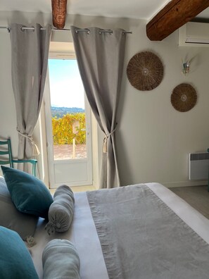 Superior Triple Room | Minibar, desk, soundproofing, iron/ironing board - Hôtel la Bastide des Monges (Nyons)