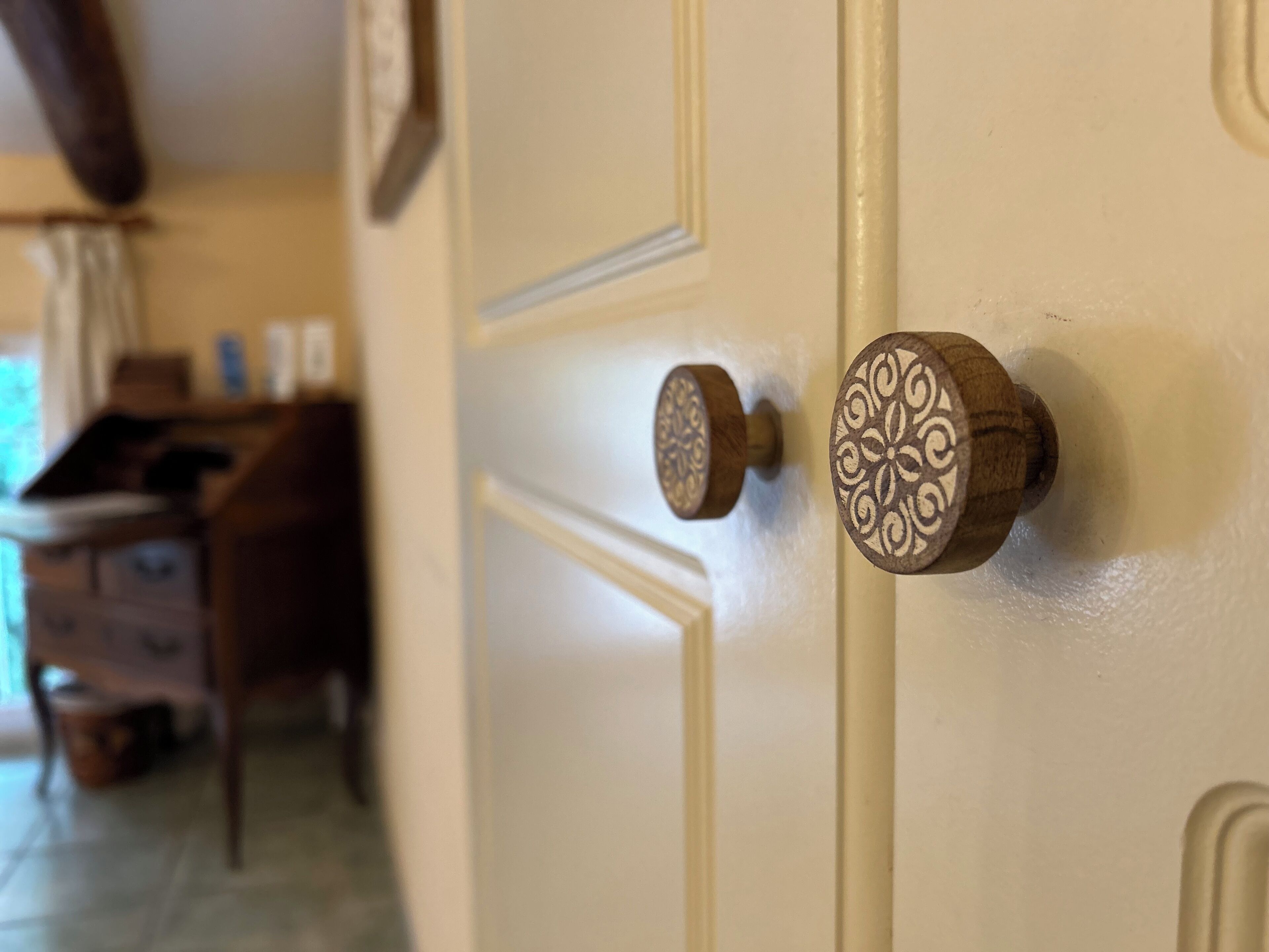 Une porte dotée de deux poignées circulaires richement décorées.