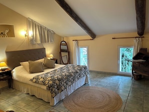 Chambre Familiale | Minibar, bureau, chambres insonorisées, fer et planche à repasser