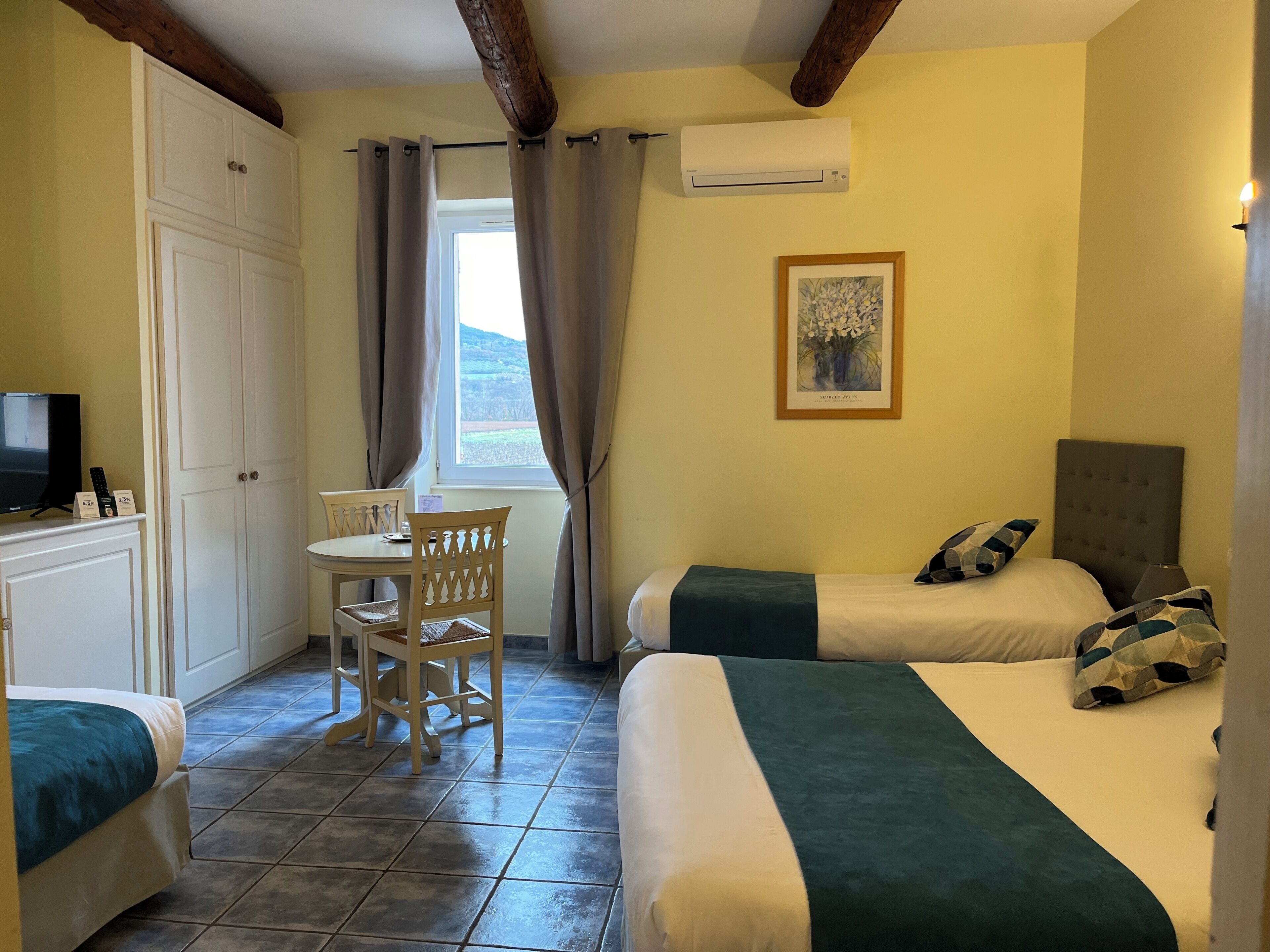 Comfort vierpersoonskamer | Een minibar, een bureau, geluiddichte muren, een strijkplank/strijkijzer