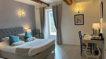 Superior Triple Room | Minibar, desk, soundproofing, iron/ironing board