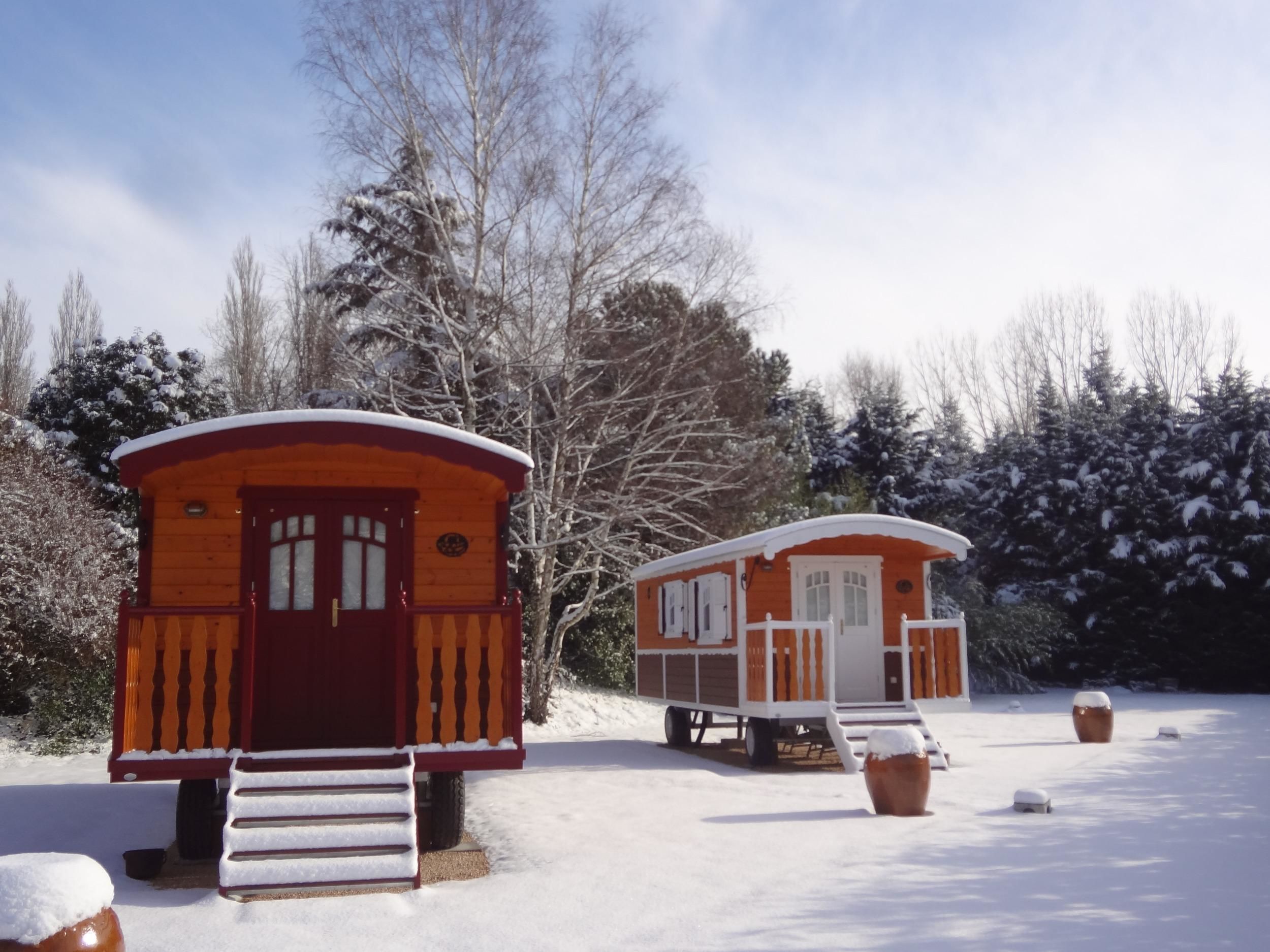 caravan | desk, soundproofing, free cots/infant beds, rollaway beds