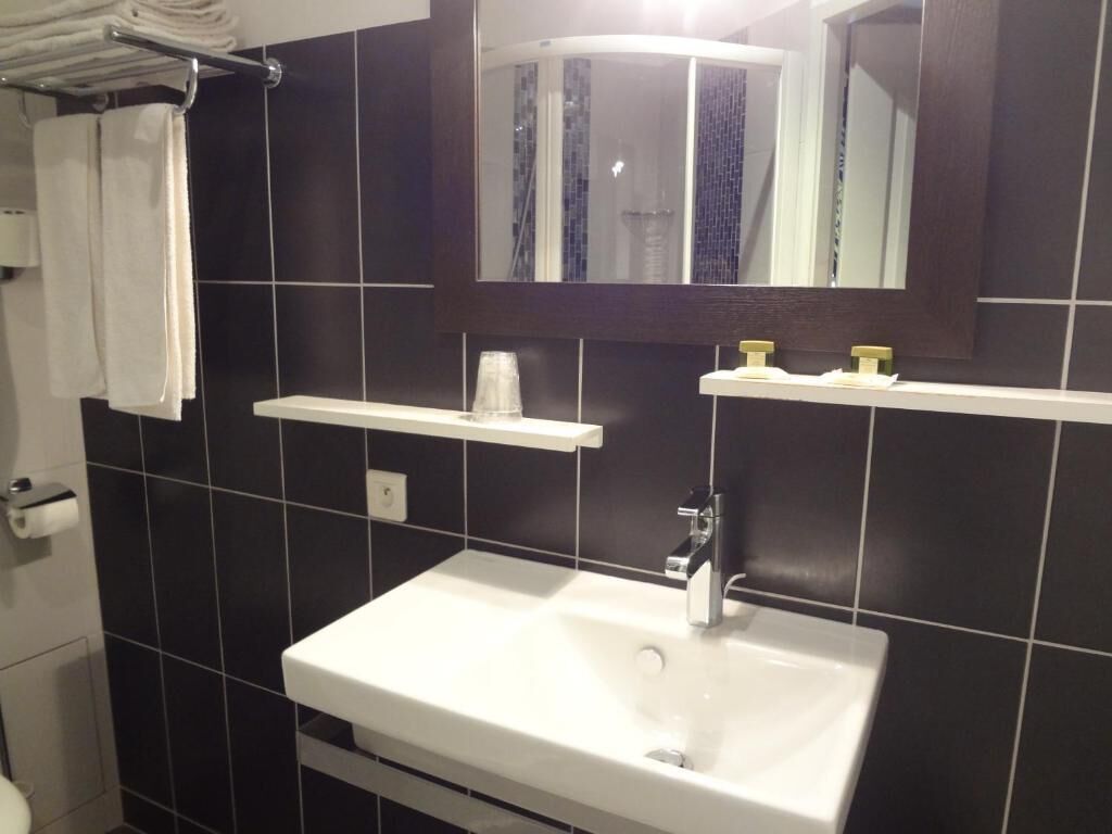 free toiletries, towels