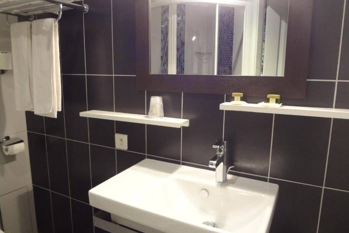 free toiletries, towels