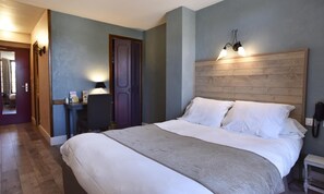 Desk, soundproofing, free cots/infant beds, rollaway beds - Hôtel le Relais (Hauterives)