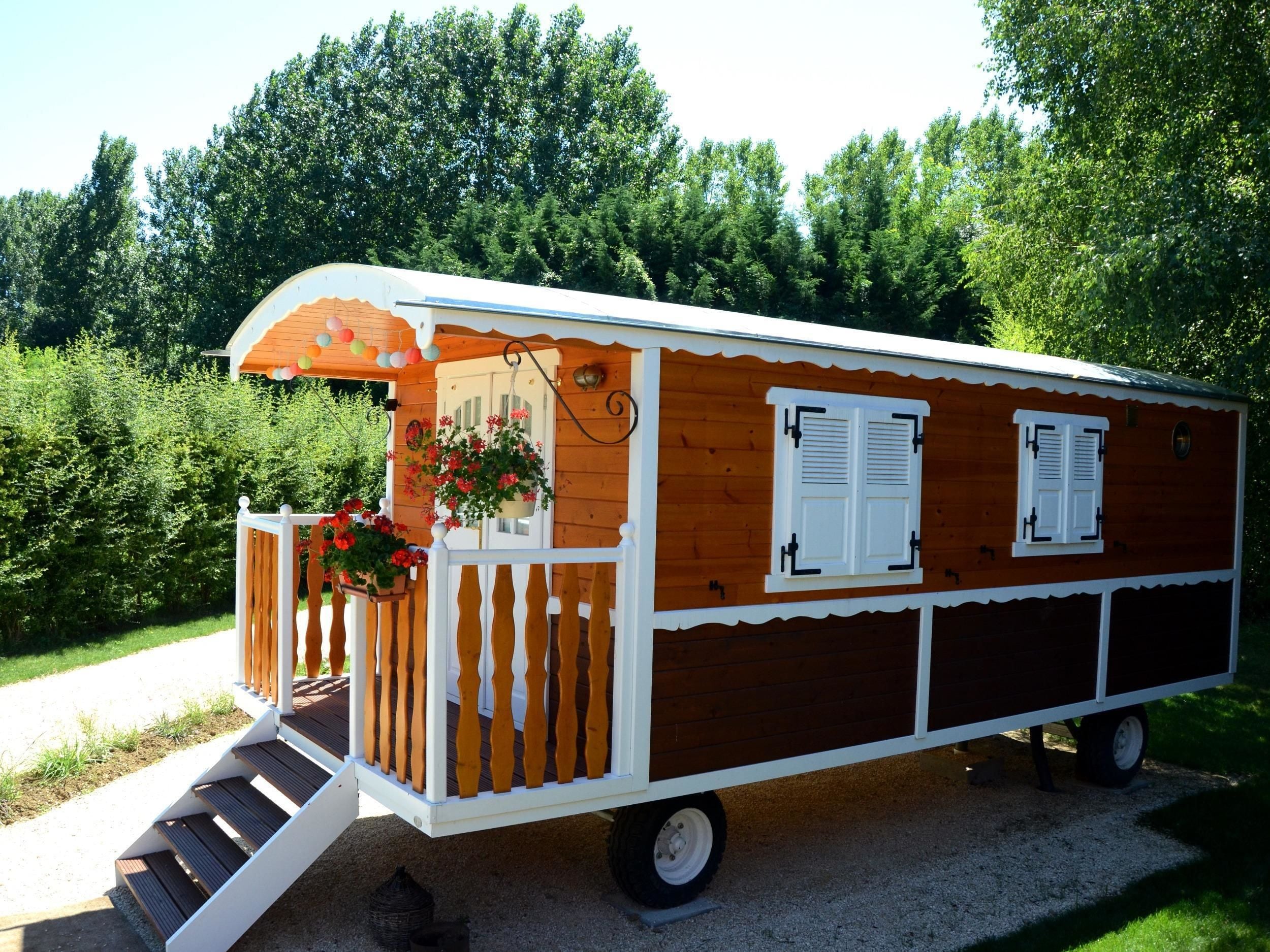 caravan | desk, soundproofing, free cots/infant beds, rollaway beds