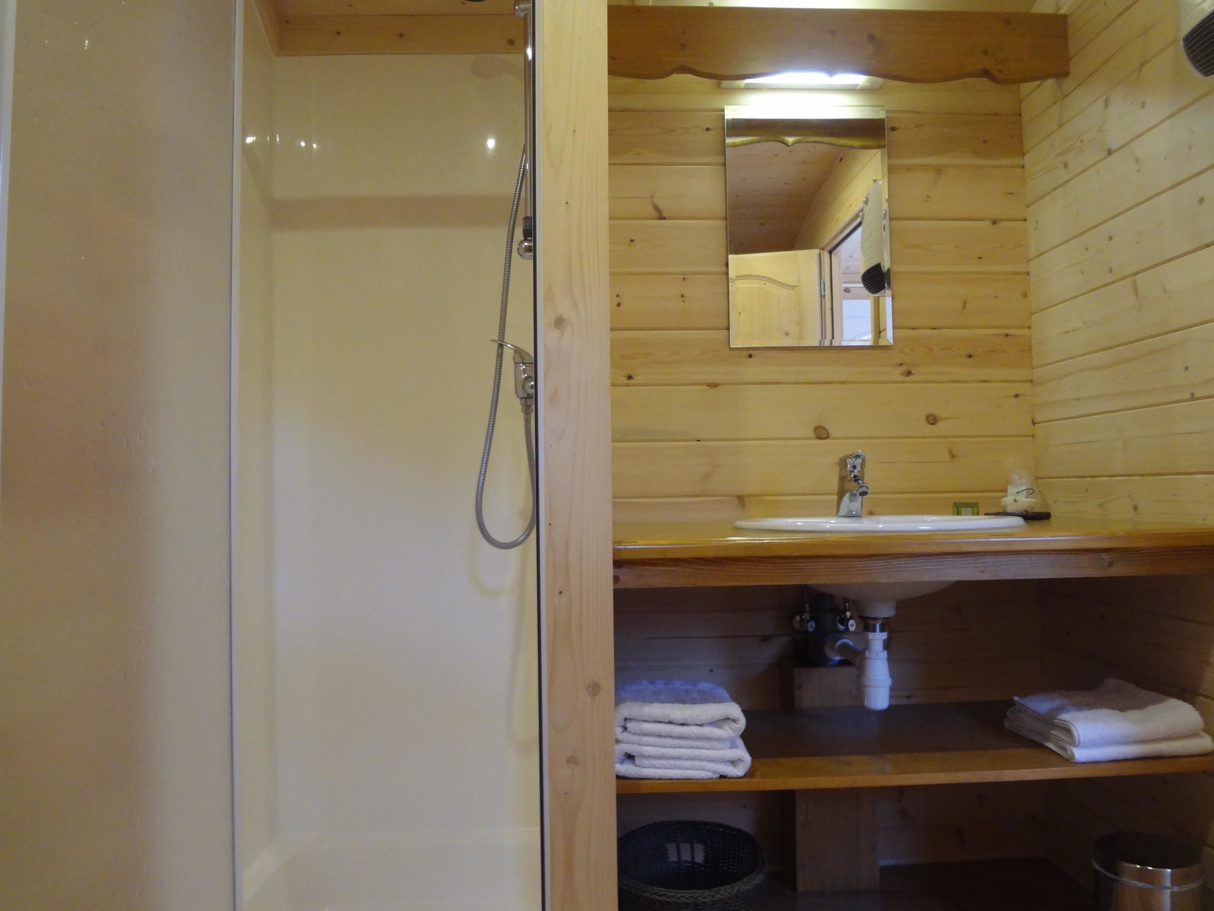 caravan | bathroom | free toiletries, towels