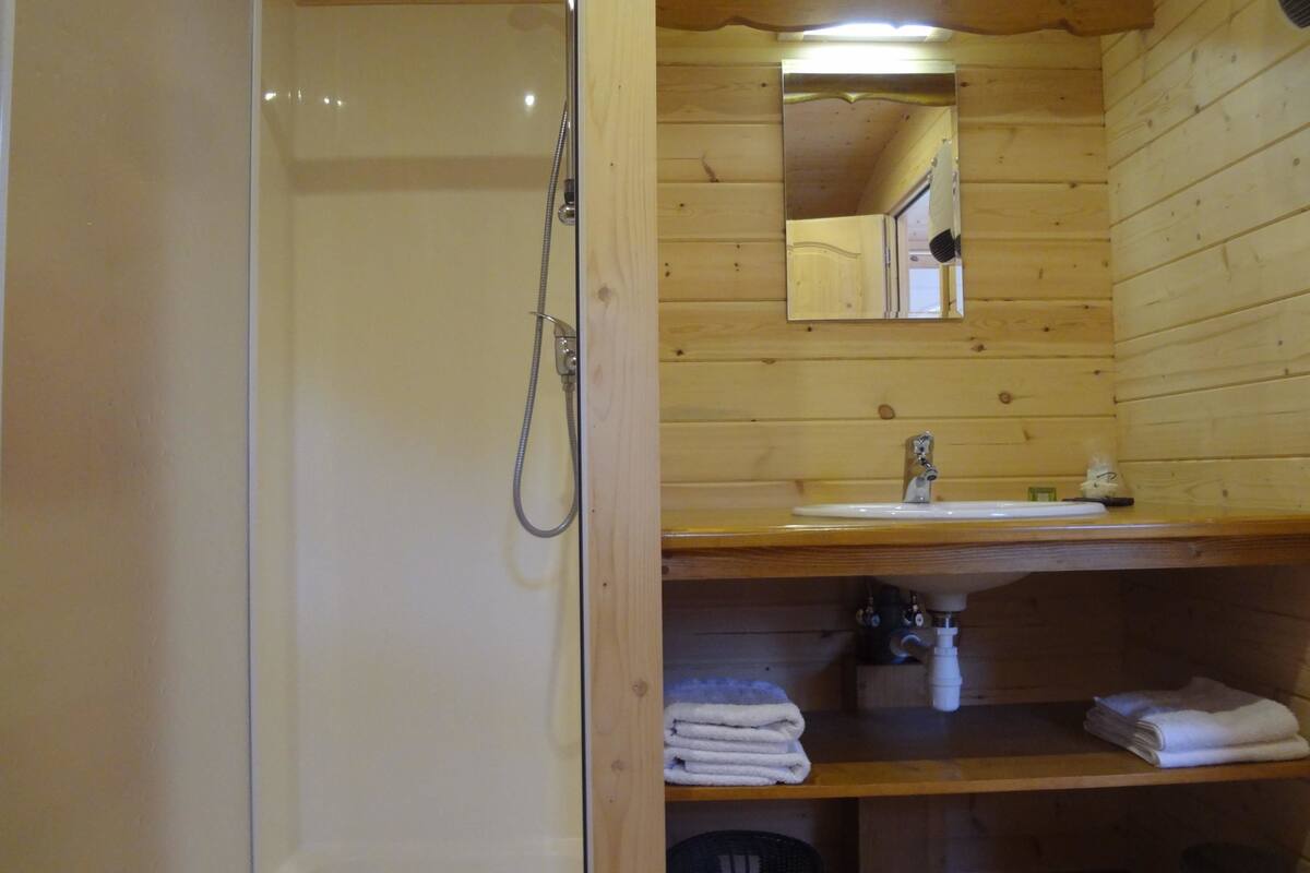 caravan | bathroom | free toiletries, towels