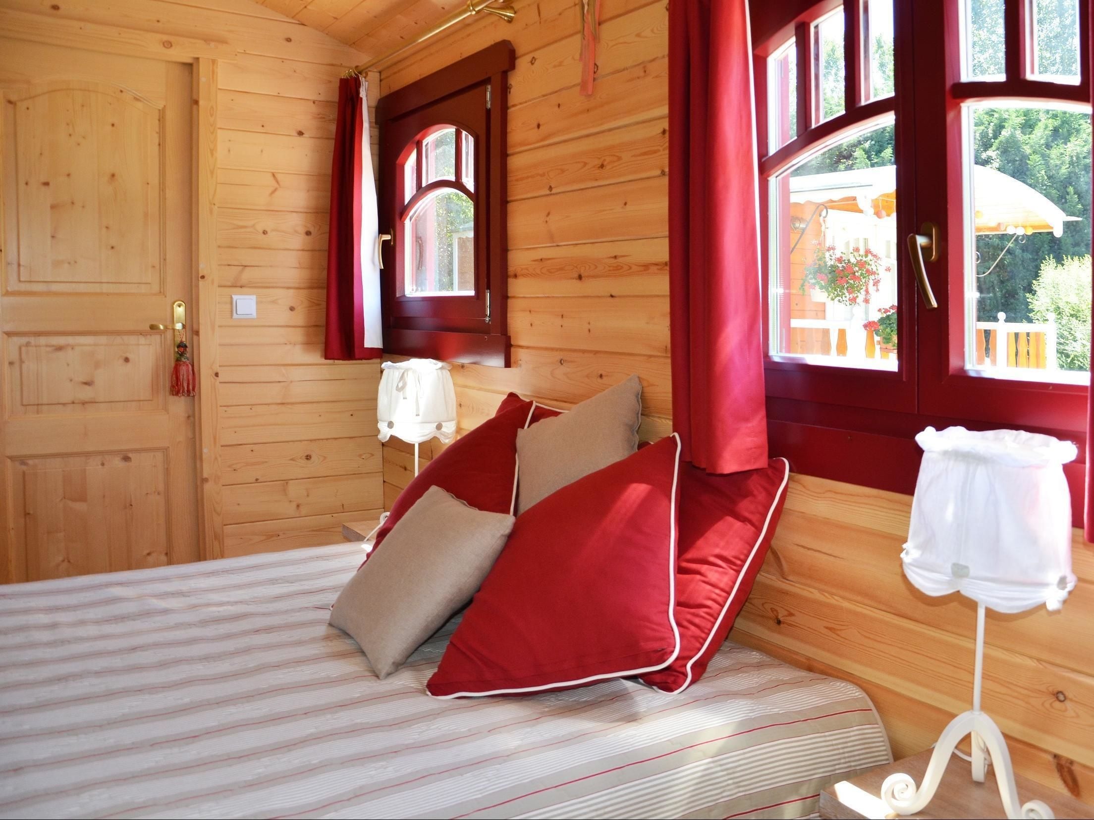 caravan | desk, soundproofing, free cots/infant beds, rollaway beds