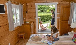 Bureau, chambres insonorisées, lits bébé (gratuits)