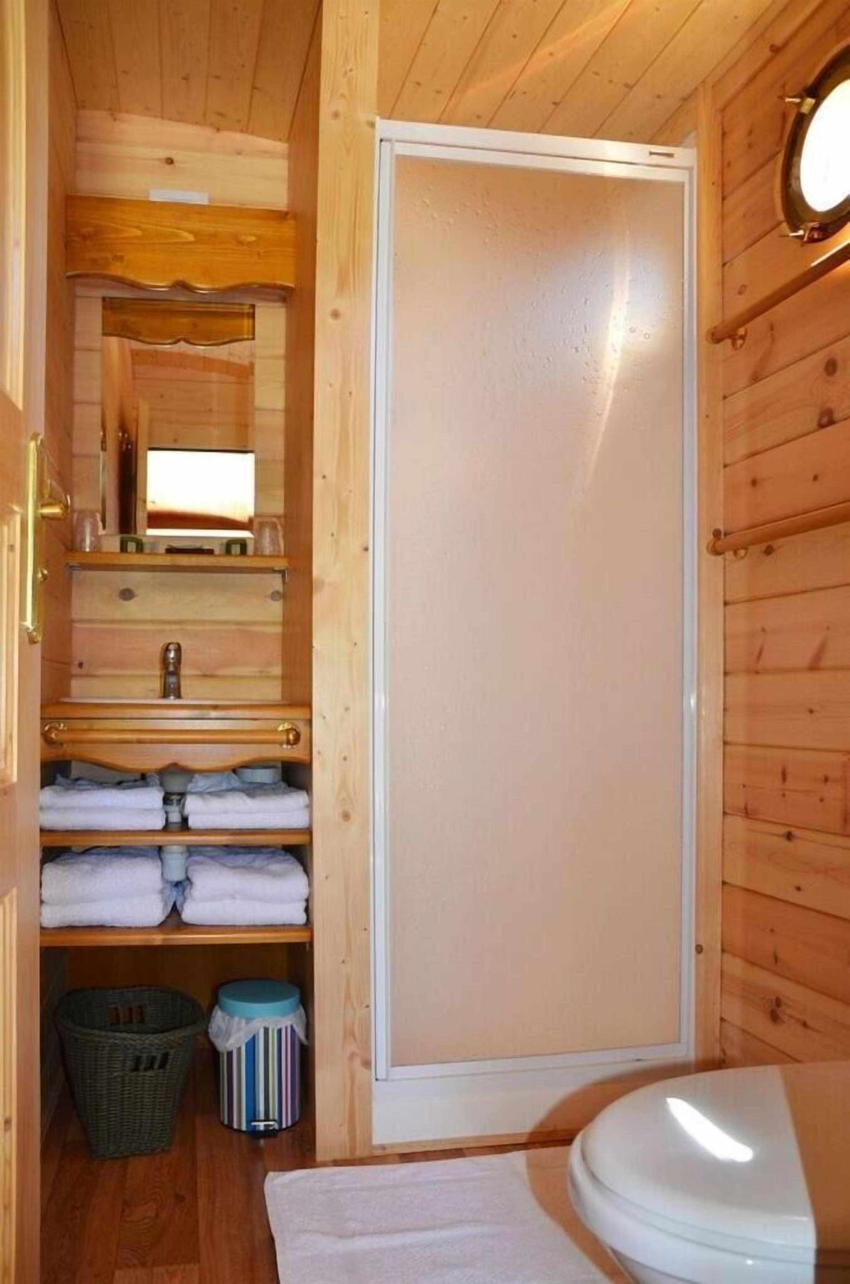 free toiletries, towels