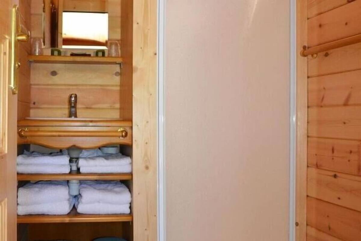 free toiletries, towels