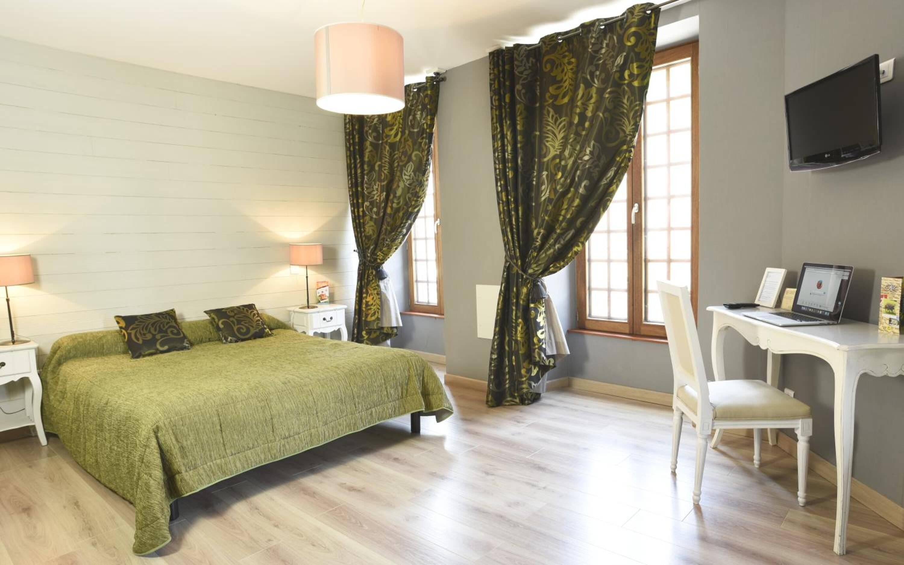 desk, soundproofing, free cots/infant beds, rollaway beds