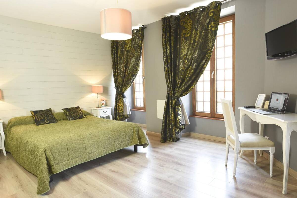 desk, soundproofing, free cots/infant beds, rollaway beds