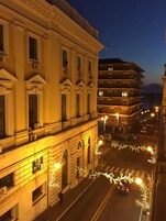 Un edificio de varios pisos con arquitectura clásica, que destaca por sus amplias ventanas y su entrada central.