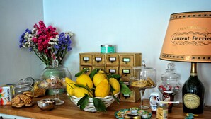 Una encimera de cocina con diferentes alimentos, una botella de champán y una lámpara decorativa.
