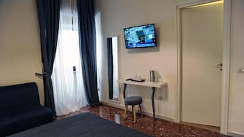 Kamar Double Ekonomi | 1 kamar tidur, minibar, meja kerja, dan tirai kedap cahaya