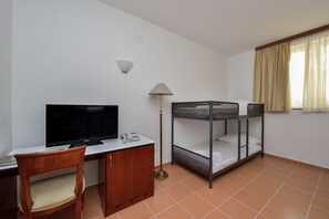 Shared Dormitory (1 bed in dormitory for 6 people) | Ruang tamu | TV skrin rata