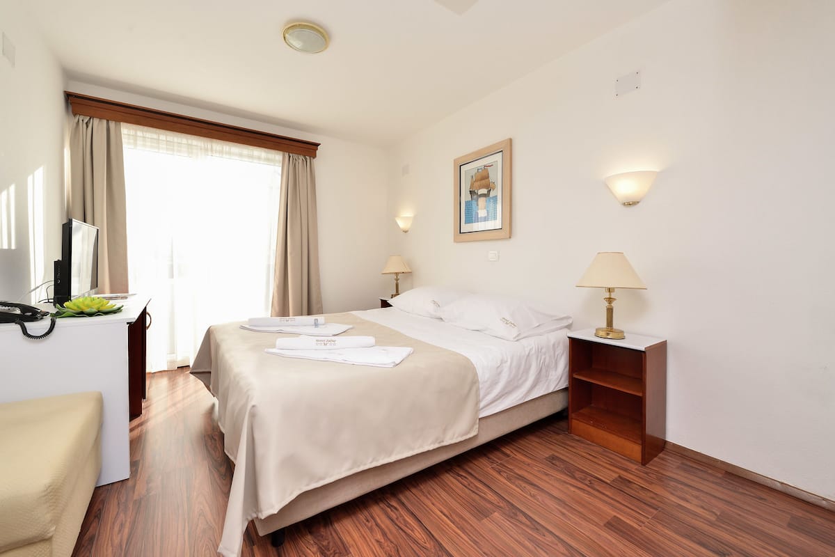 Single Room | Peralatan tempat tidur premium, bar mini, peti besi dalam bilik, meja