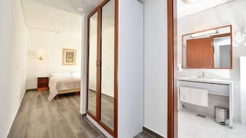 Single Room | Living area | Flat-screen TV