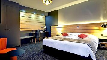 Escritorio, cortinas opacas, sistema de insonorización y cunas gratuitas