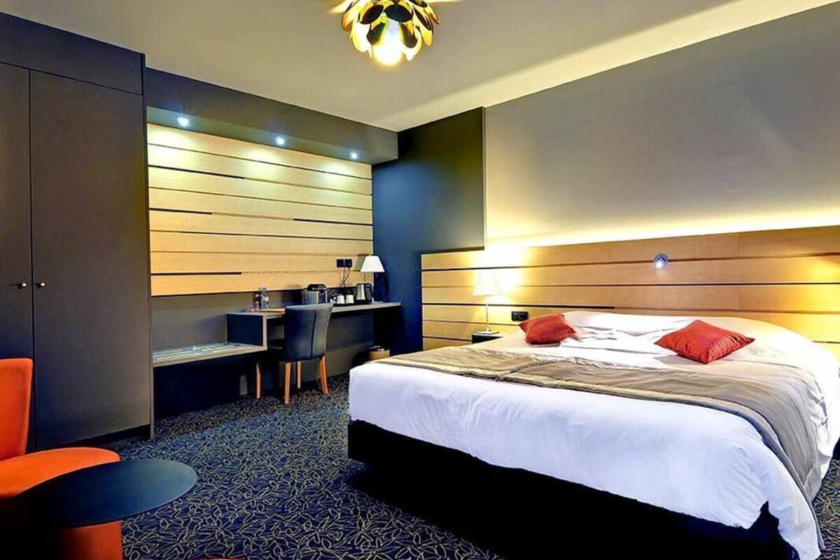 Desk, blackout curtains, soundproofing, free cots/infant beds