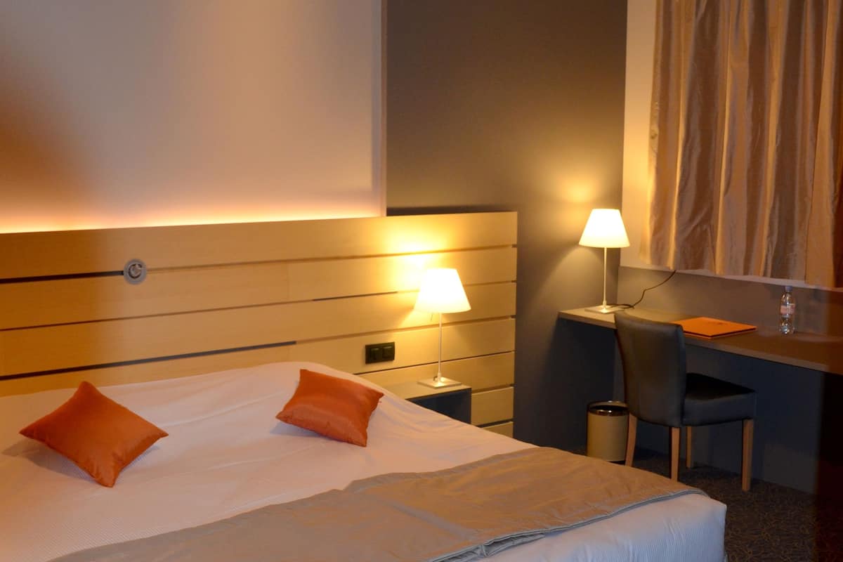 desk, blackout curtains, soundproofing, free cots/infant beds