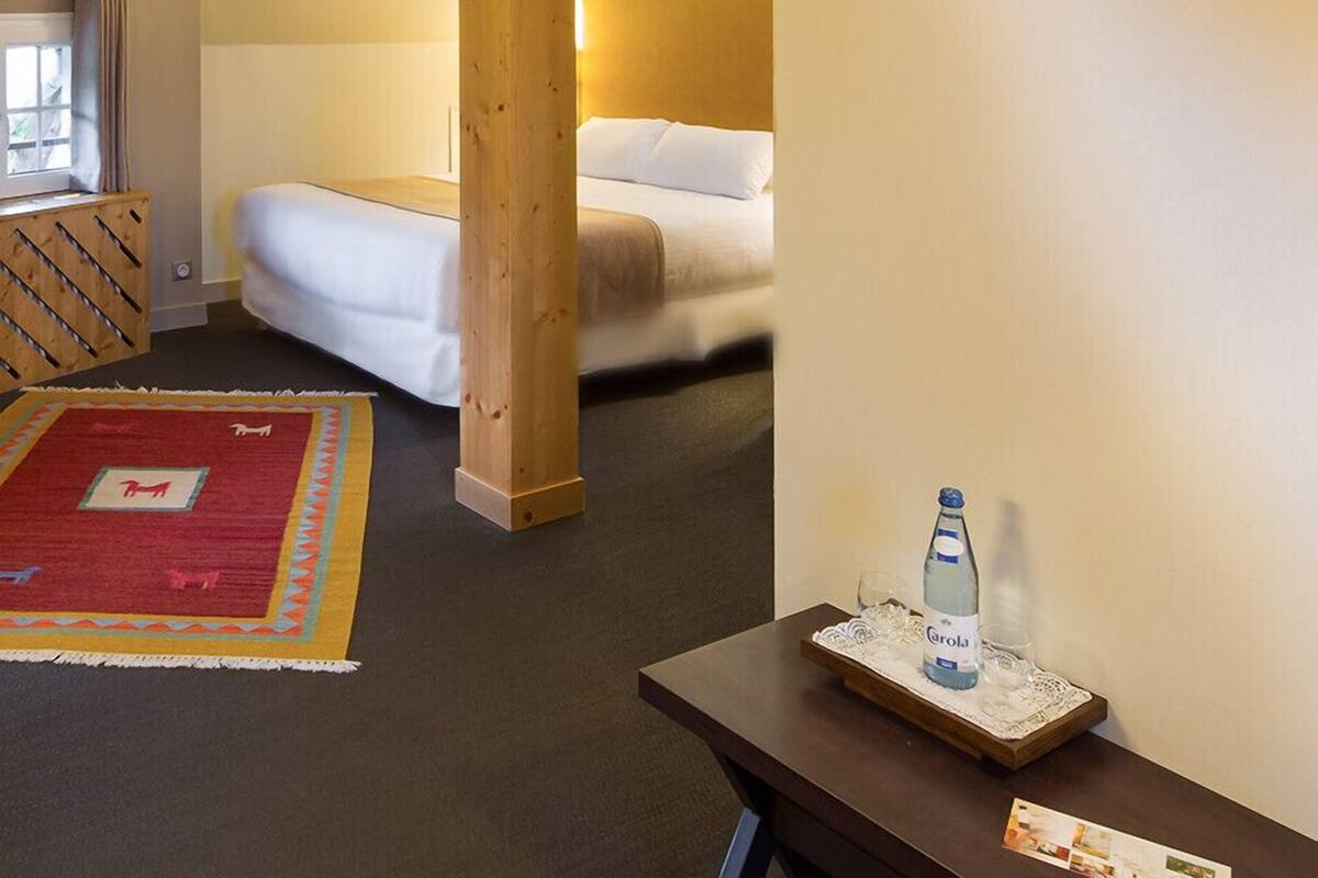 Desk, free cots/infant beds, free WiFi