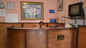 A reception desk with a sign reading "Bienvenue au Diplome" in a hotel lobby. - Hotel Le Diplomate (Yaoundé)