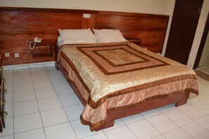 Een bureau, verduisterende gordijnen, gratis wifi