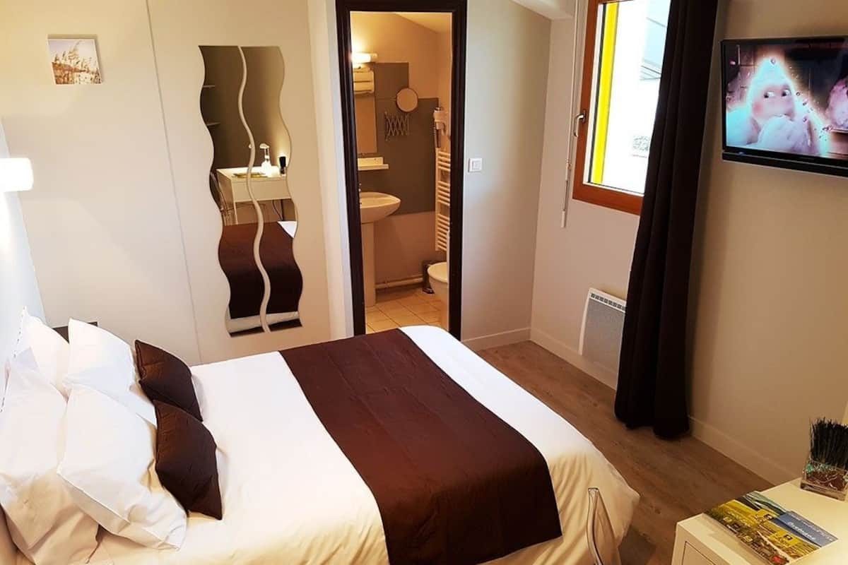 Desk, soundproofing, free WiFi, wheelchair access