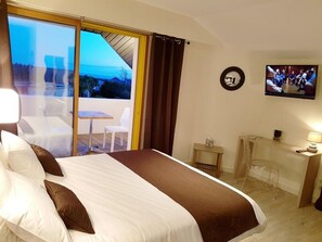 Desk, soundproofing, free WiFi, wheelchair access