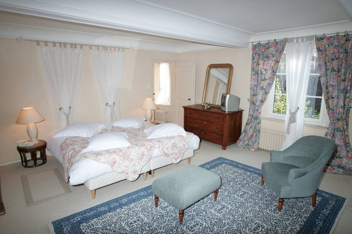 Minibar, desk, free cots/infant beds, free WiFi