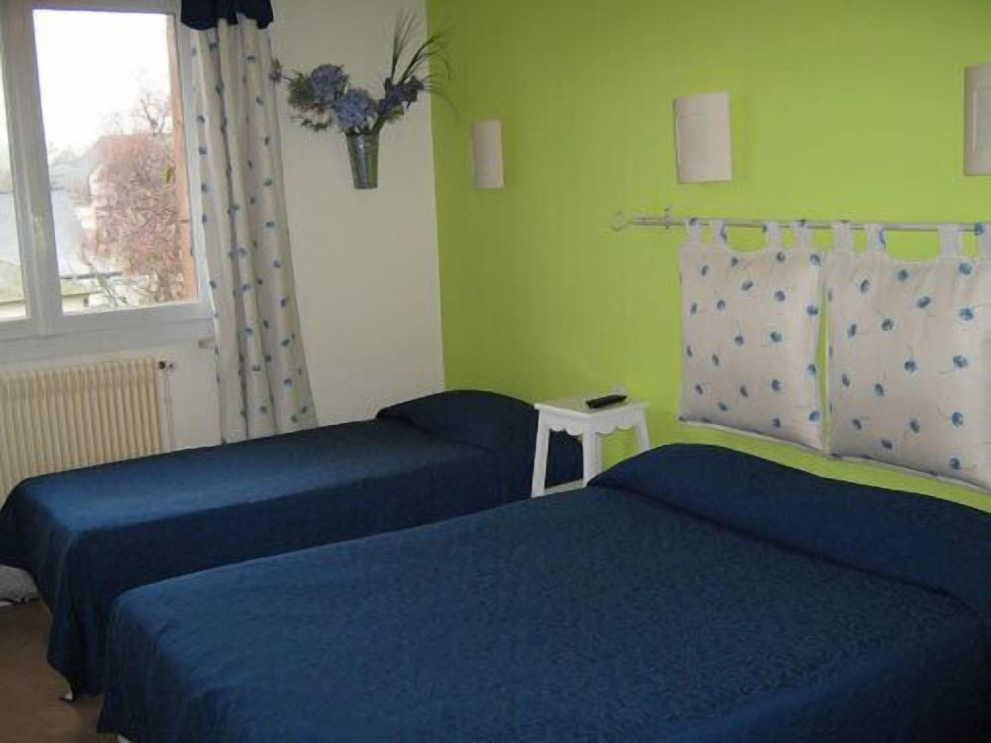 standard triple room | desk, free wifi, bed sheets
