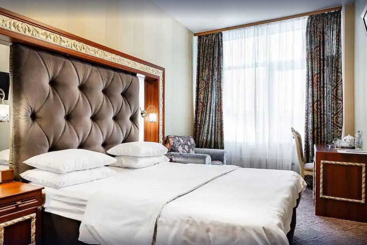 Premium Double Room | Bar mini, peti besi dalam bilik, meja, seterika/papan seterika