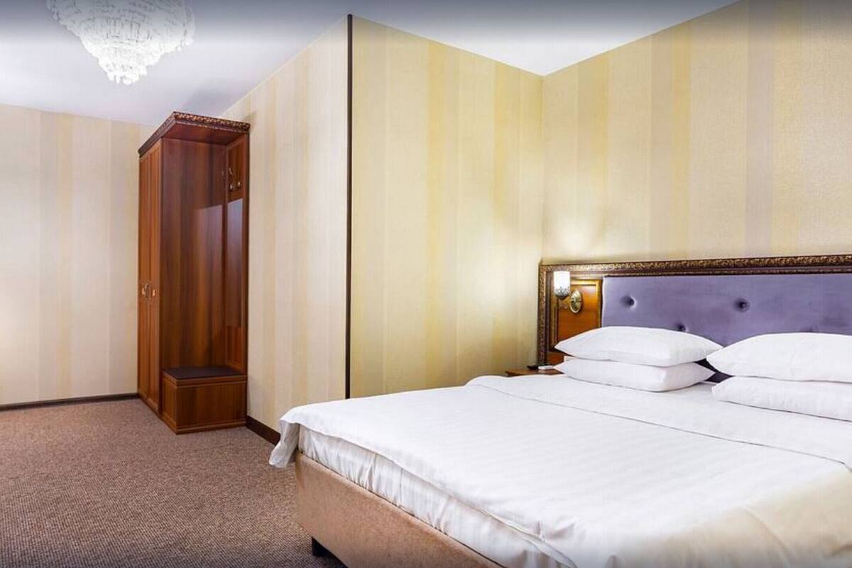 Economy Double Room (Small window) | Bar mini, peti besi dalam bilik, meja, seterika/papan seterika
