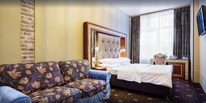 Premium Double Room | Bar mini, peti besi dalam bilik, meja, seterika/papan seterika