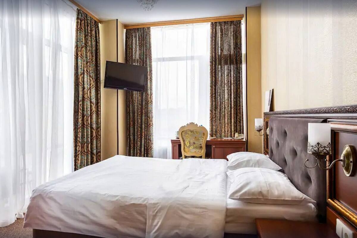 Standard Double Room | Bar mini, peti besi dalam bilik, meja, seterika/papan seterika