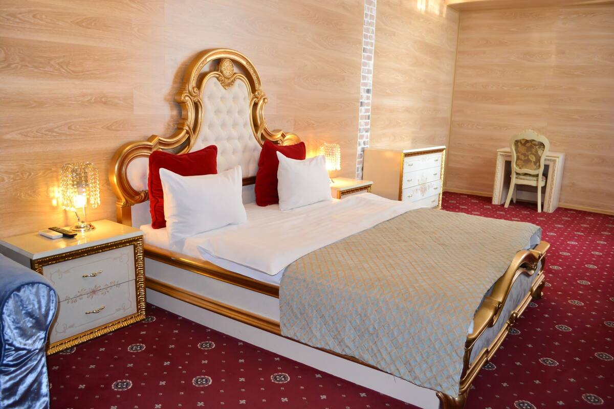 Deluxe Double Room | Bar mini, peti besi dalam bilik, meja, seterika/papan seterika
