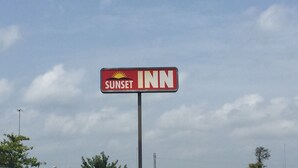 A sign for Sunset Inn. - Sunset Inn (West Memphis)
